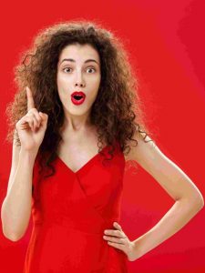 Calentar un poco de agua y añadir unas gotas de limón